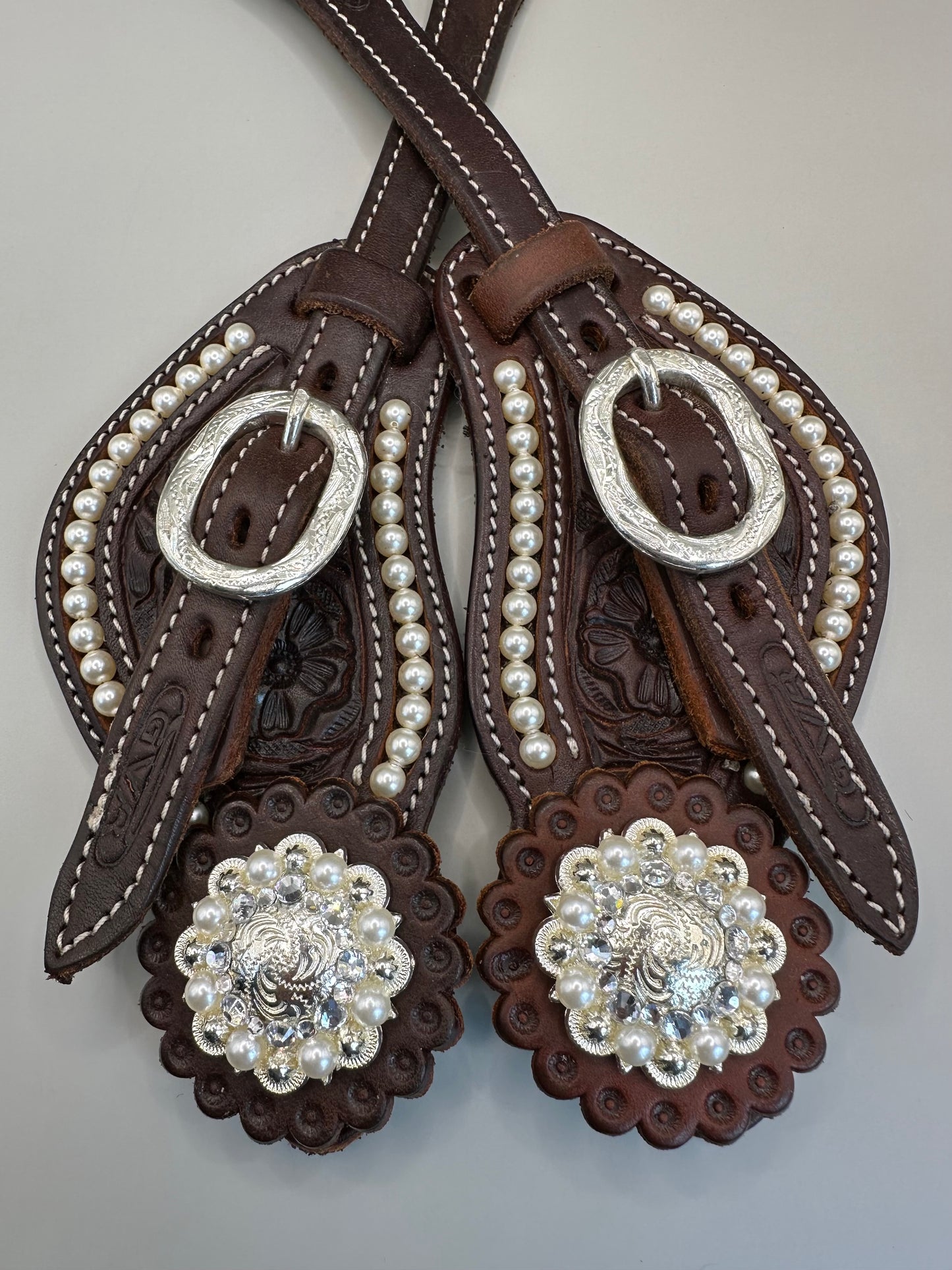 Sporenriemen Set Perlen Western - Dark Chestnut mit individuell bestrassten Conchos